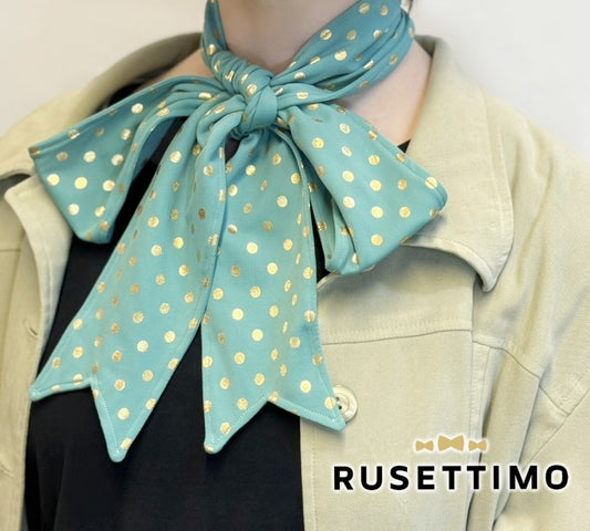 Pilke I -huivi solmittuna rusetiksi